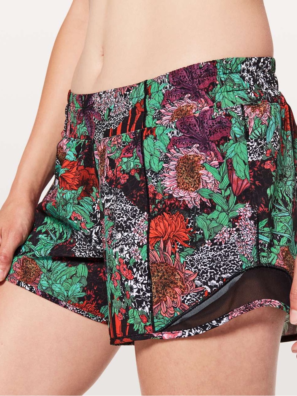 Lululemon Hotty Hot Short‎ II *Long 4"
Zen Garden Multi / Black 4